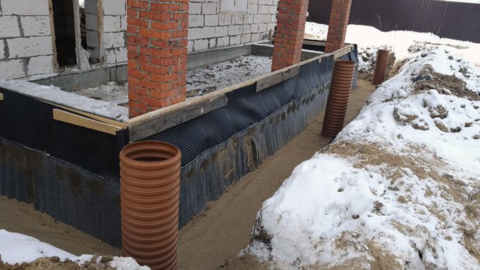Зимний проект по прокладке ливневки  зимний проект  в Ярославле по прокладке ливневки, глубокого отсекающего дренажа фундамента, утепления и гидроизоляции стен подвала