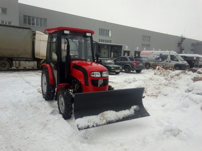 Расчистка участка парковки от снега в Ярославле